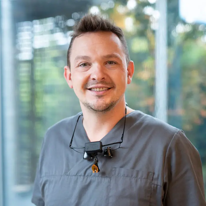 Dr. Tobias Annussek – Zahnarzt, Fachzahnarzt für Oralchirurgie Tätigkeitsschwerpunkte: Implantologie, Parodontologie, Laserbehandlung.